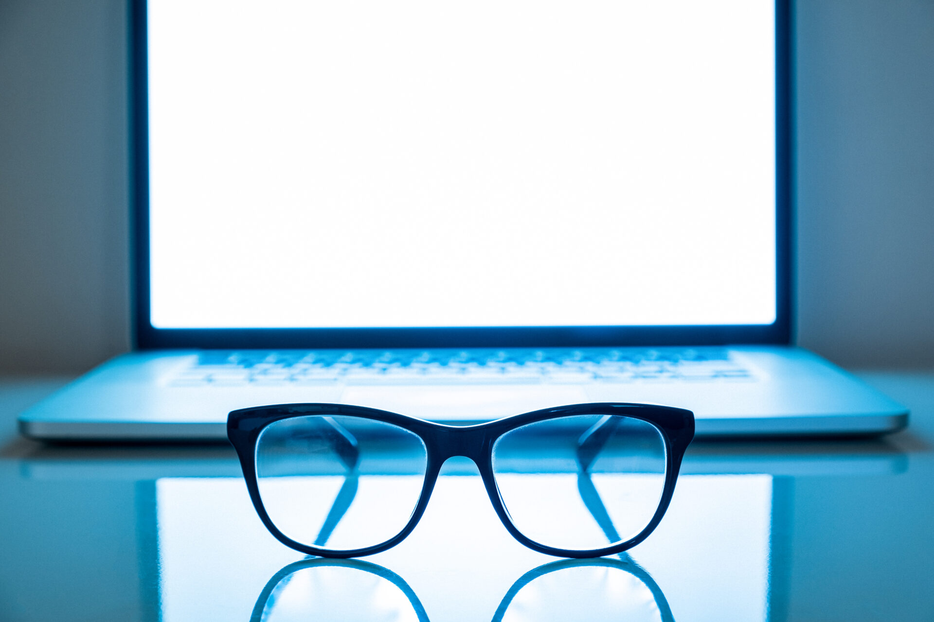 blue-light-blocking-glasses-and-a-laptop 